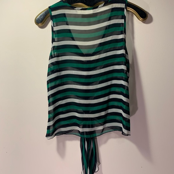 Sleeveless tie blouse - Picture 3 of 3